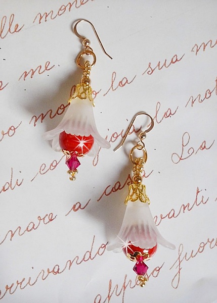 BO Secret Oriental avec des perles en c&eacute;ramique et des fleurs Lucite et des crochets d'oreilles en Gold Filled 14 carats