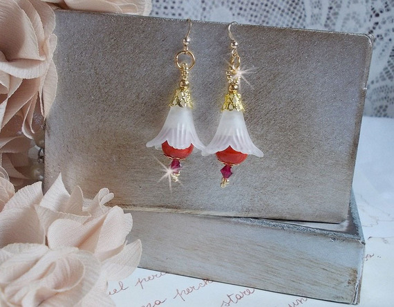 BO Secret Oriental avec des perles en c&eacute;ramique et des fleurs Lucite et des crochets d'oreilles en Gold Filled 14 carats