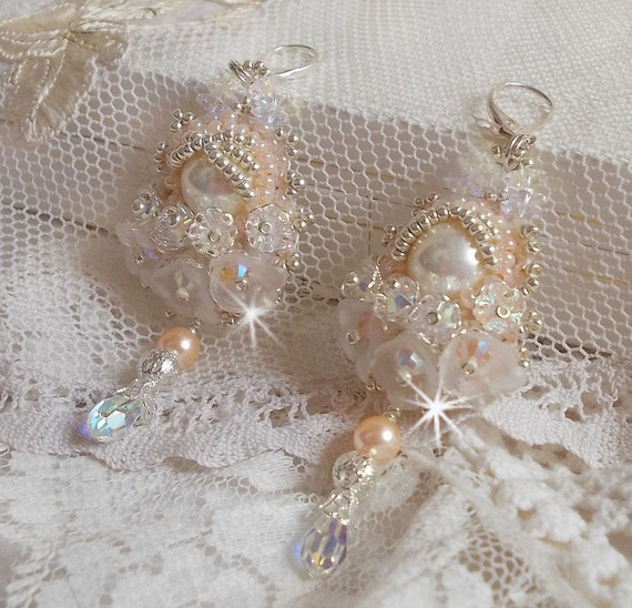 BO Bouquet d'un Jour brod&eacute;es avec des cristaux de Swarovski, des fleurs Lucites blanches, des perles rondes nacr&eacute;es et des dormeuses en argent 925/1000