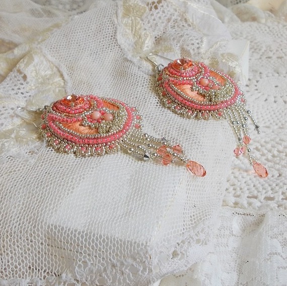 BO Corail brod&eacute;es avec des cristaux de Swarovski et des perles fines  