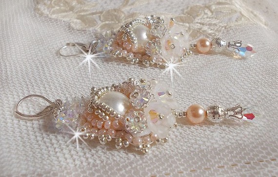 BO Bouquet d'un Jour brod&eacute;es avec des cristaux de Swarovski, des fleurs Lucites blanches, des perles rondes nacr&eacute;es et des dormeuses en argent 925/1000