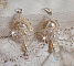BO Bouquet d'un Jour brod&eacute;es avec des cristaux de Swarovski, des fleurs Lucites blanches, des perles rondes nacr&eacute;es et des dormeuses en argent 925/1000