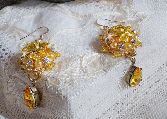 BO Sunflower Gold brod&eacute;es avec des cabochons cristal Jaune, perles nacr&eacute;es, toupies, chatons, cabochons roses Dor&eacute;s M&eacute;tal et rocailles. Le tout est mont&eacute; sur des crochets Gold Filled. 