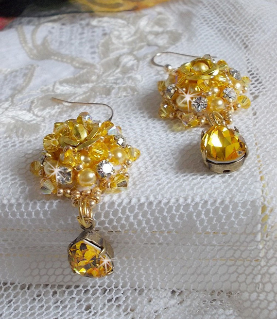 BO Sunflower Gold brod&eacute;es avec des cabochons cristal Jaune, perles nacr&eacute;es, toupies, chatons, cabochons roses Dor&eacute;s M&eacute;tal et rocailles. Le tout est mont&eacute; sur des crochets Gold Filled. 