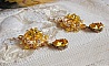 BO Sunflower Gold brod&eacute;es avec des cabochons cristal Jaune, perles nacr&eacute;es, toupies, chatons, cabochons roses Dor&eacute;s M&eacute;tal et rocailles. Le tout est mont&eacute; sur des crochets Gold Filled. 