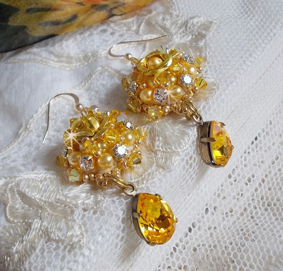 BO Sunflower Gold brod&eacute;es avec des cabochons cristal Jaune, perles nacr&eacute;es, toupies, chatons, cabochons roses Dor&eacute;s M&eacute;tal et rocailles. Le tout est mont&eacute; sur des crochets Gold Filled. 