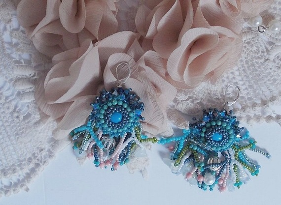 BO La Petite Sir&egrave;ne brod&eacute;es avec des cabochons en pierre de gemme : le Howlite Turquoise et la Pierre de Lune &agrave; laquelle s'ajoute des perles rondes nacr&eacute;es, rocailles, cristaux et dormeuses Argent 925