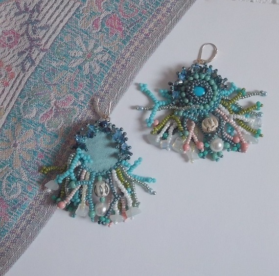 BO La Petite Sir&egrave;ne brod&eacute;es avec des cabochons en pierre de gemme : le Howlite Turquoise et la Pierre de Lune &agrave; laquelle s'ajoute des perles rondes nacr&eacute;es, rocailles, cristaux et dormeuses Argent 925