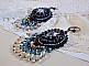 BO Angelot brod&eacute;es avec des cabochons ovales en r&eacute;sine Noire, perles rondes nacr&eacute;es Cristal et toupies. S&rsquo;ajoute des facettes et rocailles. Le tout est mont&eacute; sur des dormeuses Lys en Laiton