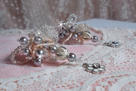 BO fa&ccedil;on Coco avec des perles rondes nacr&eacute;es grises en Cristal de Swarovski, des breloques &eacute;maill&eacute;es noires et grises et des crochets d'oreilles en argent 925/1000