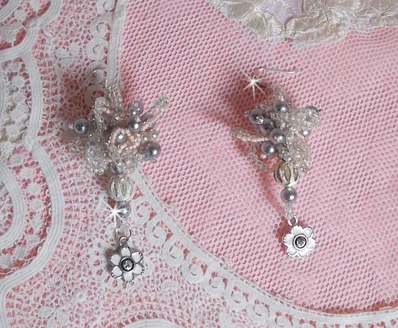 BO fa&ccedil;on Coco avec des perles rondes nacr&eacute;es grises en Cristal de Swarovski, des breloques &eacute;maill&eacute;es noires et grises et des crochets d'oreilles en argent 925/1000