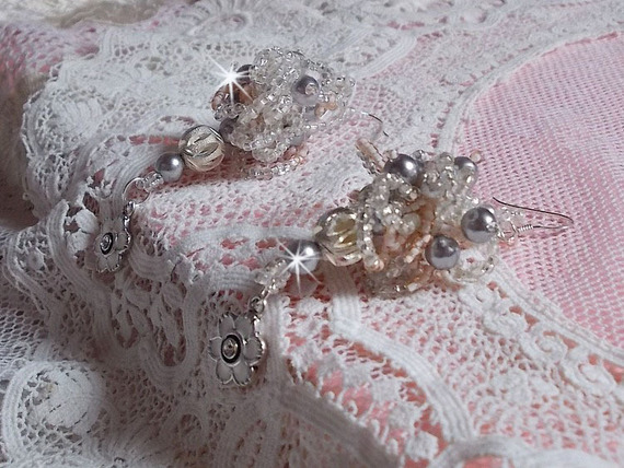 BO fa&ccedil;on Coco avec des perles rondes nacr&eacute;es grises en Cristal de Swarovski, des breloques &eacute;maill&eacute;es noires et grises et des crochets d'oreilles en argent 925/1000