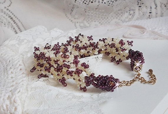 Bracelet Les Floralies mont&eacute; avec des rocailles Am&eacute;thyste et Ivoire
