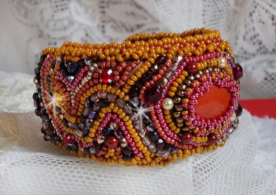 Bracelet Jaspe Rouge manchette brod&eacute; avec un cabochon Jaspe Rouge, des Cristaux de Swarovski et des rocailles