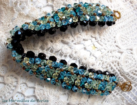 Bracelet artisanal en cristaux Swarovski bleus et facettes noires.