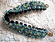Bracelet artisanal en cristaux Swarovski bleus et facettes noires.