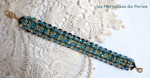 Bracelet artisanal en cristaux Swarovski bleus et facettes noires.