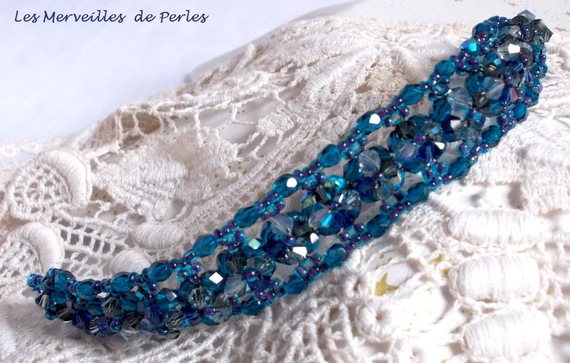 Bracelet  Belle de Nuit avec des facettes en verre de boh&egrave;me et des toupies en crystal de Swarovski
