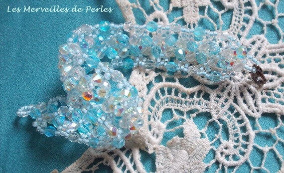 Bracelet artisanal en cristal Swarovski bleu à facettes scintillantes.