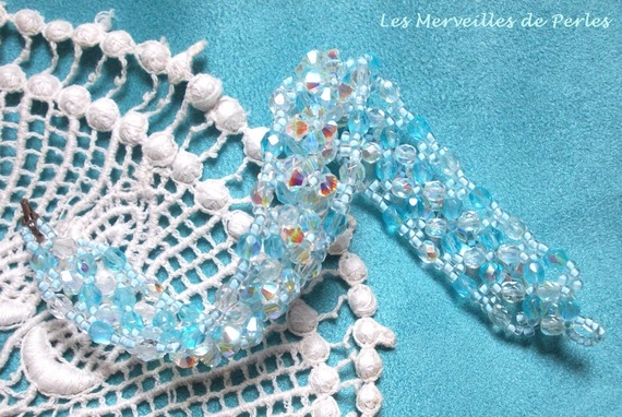 Bracelet artisanal en cristal Swarovski bleu à facettes scintillantes.