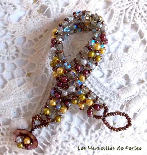 Bracelet Boutons nacr&eacute;es avec des perles nacr&eacute;es en verre et des facettes