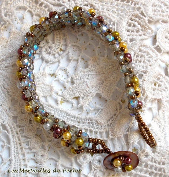 Bracelet Boutons nacr&eacute;es avec des perles nacr&eacute;es en verre et des facettes