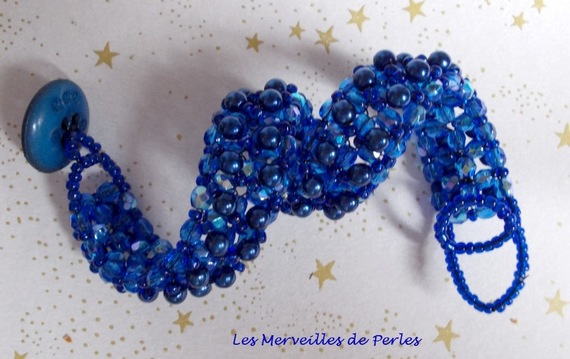 Bracelet Bleu Nuit avec des perles nacr&eacute;es en verre et des facettes