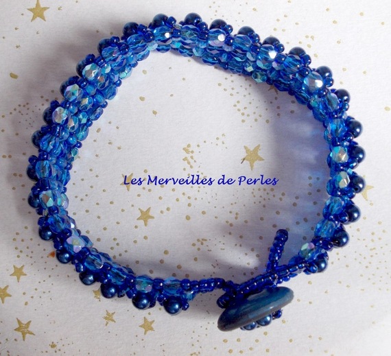 Bracelet Bleu Nuit avec des perles nacr&eacute;es en verre et des facettes