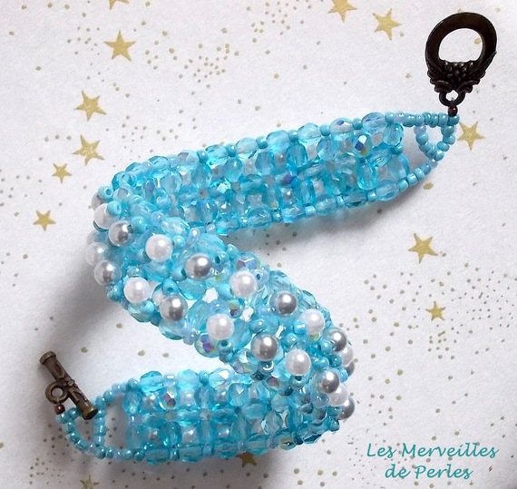 Bracelet en perles C&eacute;leste avec des facettes et des perles nacr&eacute;es en verre