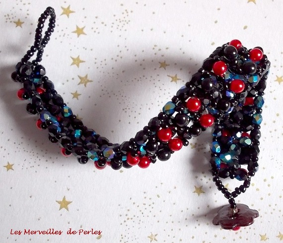 Bracelet en perles Velours Noir et Rouge avec des facettes et des perles nacr&eacute;es en verre