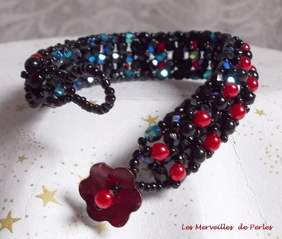 Bracelet en perles Velours Noir et Rouge avec des facettes et des perles nacr&eacute;es en verre