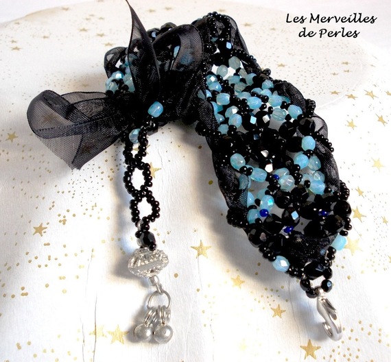 Bracelet Prestige avec des facettes noires et bleu et un ruban organza