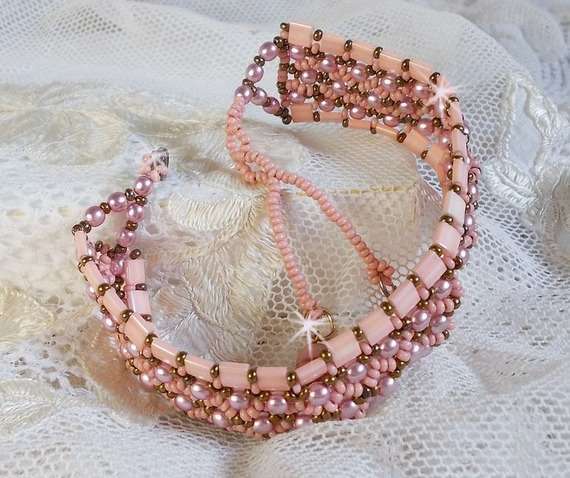 Bracelet Rose Royale avec des perles Tila Rose, des facettes et des perles nacr&eacute;es en cristal de Swarovski