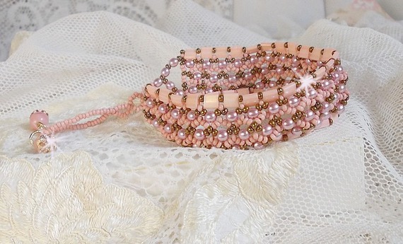 Bracelet Rose Royale avec des perles Tila Rose, des facettes et des perles nacr&eacute;es en cristal de Swarovski