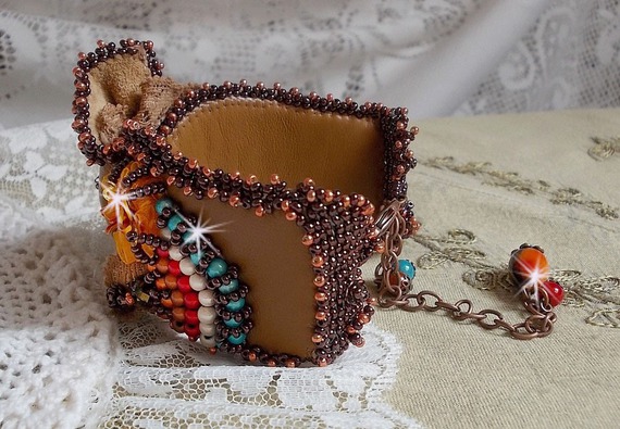 Bracelet Les R&ecirc;ves d'Acapulco manchette brod&eacute; sur du cuir vachette caramel avec des Cristaux de Swarovski, des perles magiques et des rocailles