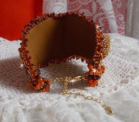 Bracelet Lady in Orange manchette Haute Couture brod&eacute; sur cuir avec cabochons en cristal, facettes, gouttes, perles nacr&eacute;es, rocailles aux couleurs Orange, Jaune, Or, Marron pour un style contemporain