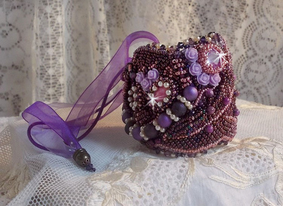 Bracelet Chinese Purple Stone manchette brod&eacute; de pierres fine : les Sugilites, des Cristaux de Swarovski, des rocailles et un ruban Organza Violet