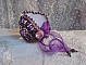 Bracelet Chinese Purple Stone manchette brod&eacute; de pierres fine : les Sugilites, des Cristaux de Swarovski, des rocailles et un ruban Organza Violet