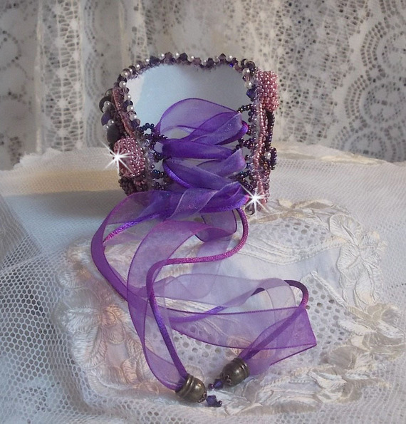 Bracelet Chinese Purple Stone manchette brod&eacute; de pierres fine : les Sugilites, des Cristaux de Swarovski, des rocailles et un ruban Organza Violet