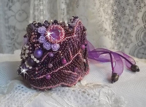 Bracelet Chinese Purple Stone manchette brod&eacute; de pierres fine : les Sugilites, des Cristaux de Swarovski, des rocailles et un ruban Organza Violet