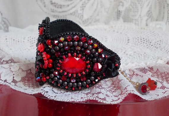 Bracelet manchette Midnight in Paris brod&eacute; tendance romantique avec un cabochon en verre