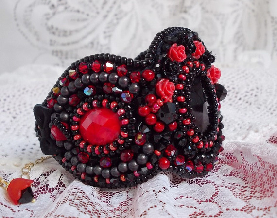Bracelet manchette Midnight in Paris brod&eacute; tendance romantique avec un cabochon en verre
