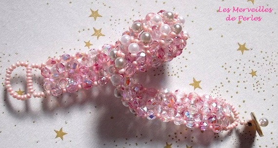 Bracelet perles Gouttes de rose avec des perles nacr&eacute;es et des facettes.