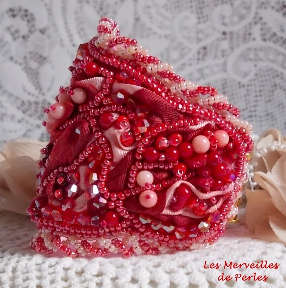 Bracelet Coralie manchette brod&eacute; avec des coraux Rouges, des Rose Light et des rocailles
