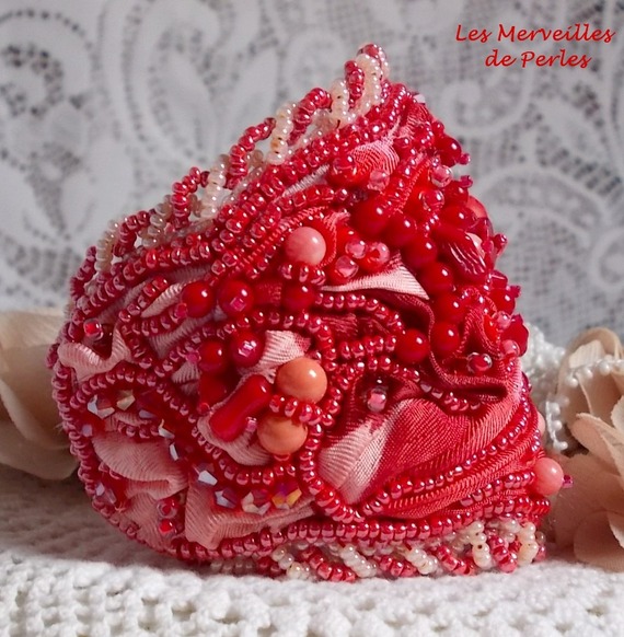 Bracelet Coralie manchette brod&eacute; avec des coraux Rouges, des Rose Light et des rocailles