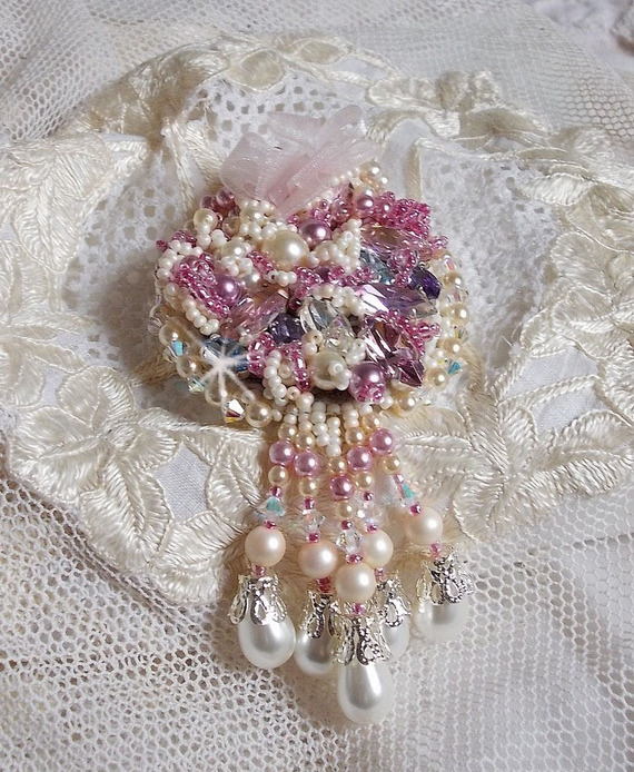 Broche Fleur d'Et&eacute; Haute-Couture brod&eacute;e avec des Cristaux de Swarovski, une estampe filigran&eacute;e, un ruban et une broche &agrave; l'arri&egrave;re en argent 925/1000