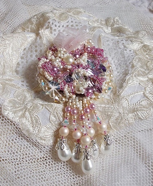 Broche Fleur d'Et&eacute; Haute-Couture brod&eacute;e avec des Cristaux de Swarovski, une estampe filigran&eacute;e, un ruban et une broche &agrave; l'arri&egrave;re en argent 925/1000