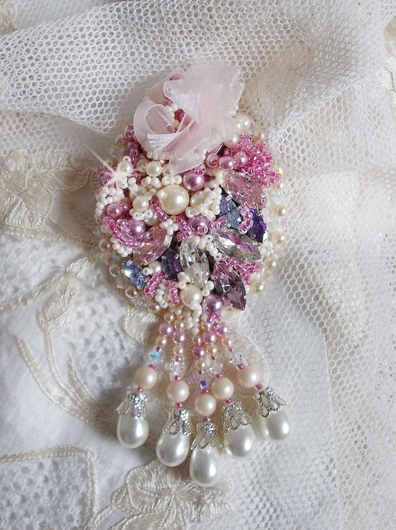Broche Fleur d'Et&eacute; Haute-Couture brod&eacute;e avec des Cristaux de Swarovski, une estampe filigran&eacute;e, un ruban et une broche &agrave; l'arri&egrave;re en argent 925/1000