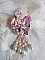 Broche Fleur d'Et&eacute; Haute-Couture brod&eacute;e avec des Cristaux de Swarovski, une estampe filigran&eacute;e, un ruban et une broche &agrave; l'arri&egrave;re en argent 925/1000