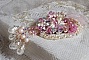 Broche Fleur d'Et&eacute; Haute-Couture brod&eacute;e avec des Cristaux de Swarovski, une estampe filigran&eacute;e, un ruban et une broche &agrave; l'arri&egrave;re en argent 925/1000